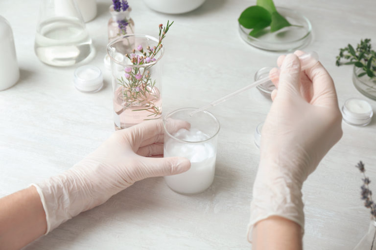 Développée dans notre laboratoire de produits cosmétiques, cette gamme propose des textures simples et efficaces, fonctionnelles et agréables à l’application.
